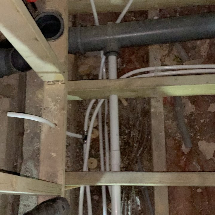 Complete first fix done with @wavingroup Tigris k1 pipe and fittings amazing for first fixing 👌🏻
.
.
.
.
#wavin #tigrisk1 #hep2o #plumbing #plumbinglife #plumbingandheating #heating #pipes #firstfix #firstfixplumbing #plumbingbristol #heatingbristol