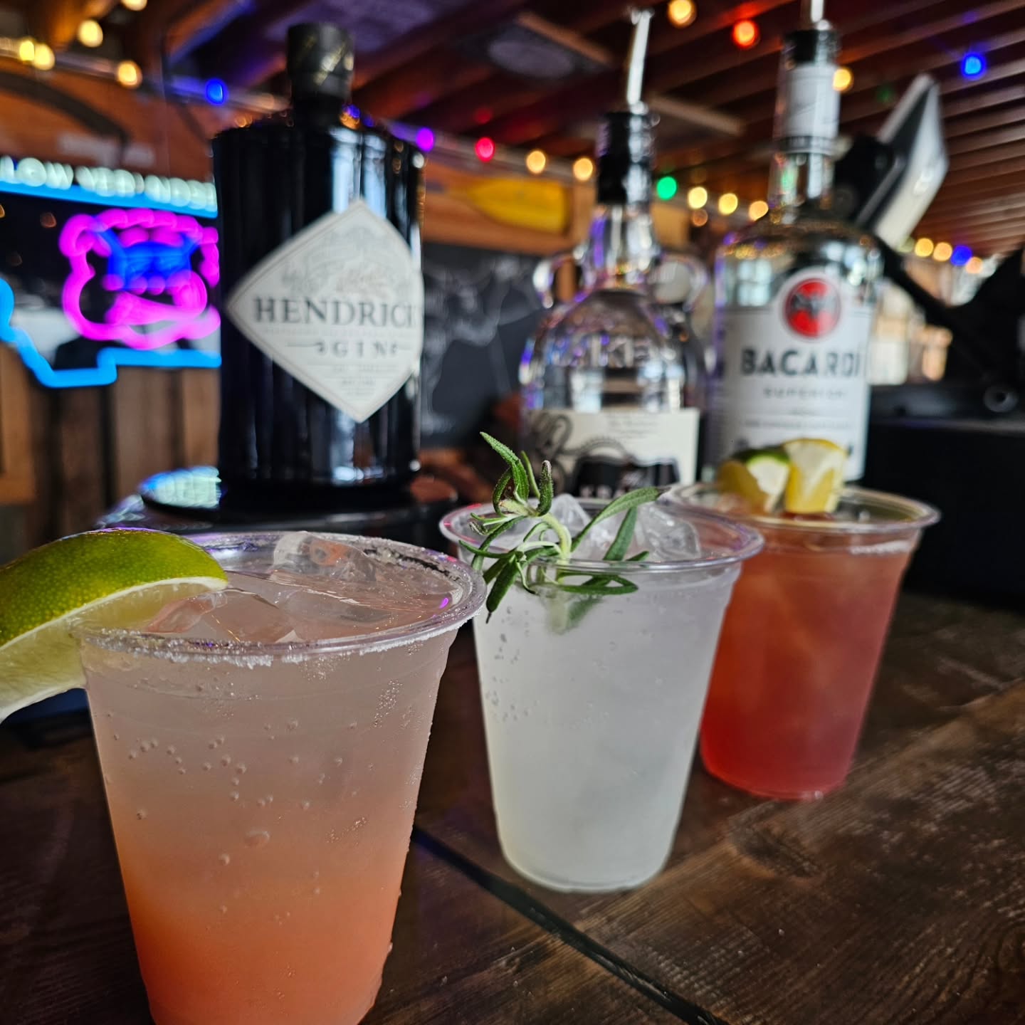 🍸🥃👇Tonight's Cocktails👇🍸🥃
Candied Jalapeño Paloma🥃Huckleberry Rum Runner🥃Peach Cobbler
🍸
Also, if you just want a couple fingers if Bourbon Neat, obviously, we got you.
😎
#cocktails #bar #bbq #montana #liquor #yall