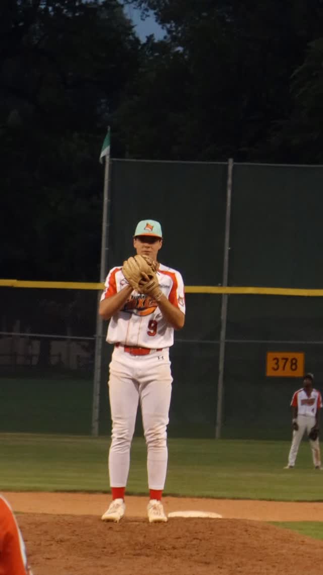 Had to bring in the big guns to close us out๐ช
@phoenixwest9lad on the mound!
#focofoxes // #foxesbaseball