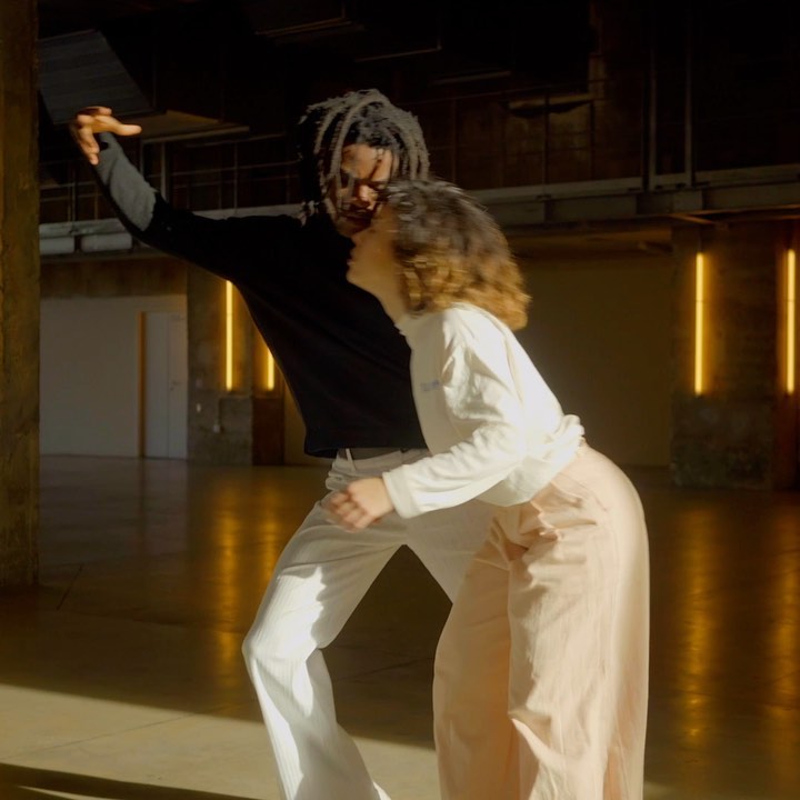 Mazelfreten x @moovance.dance
L’intégralité de la vidéo est disponible ainsi qu’une interview sur le parcours du projet “Mazelfreten”.
📍 : @maggeneraux
Production : @ongaeshi.studio
Réalisation / Photo : @morgan_eloy
Musique : @leon_afterbeat