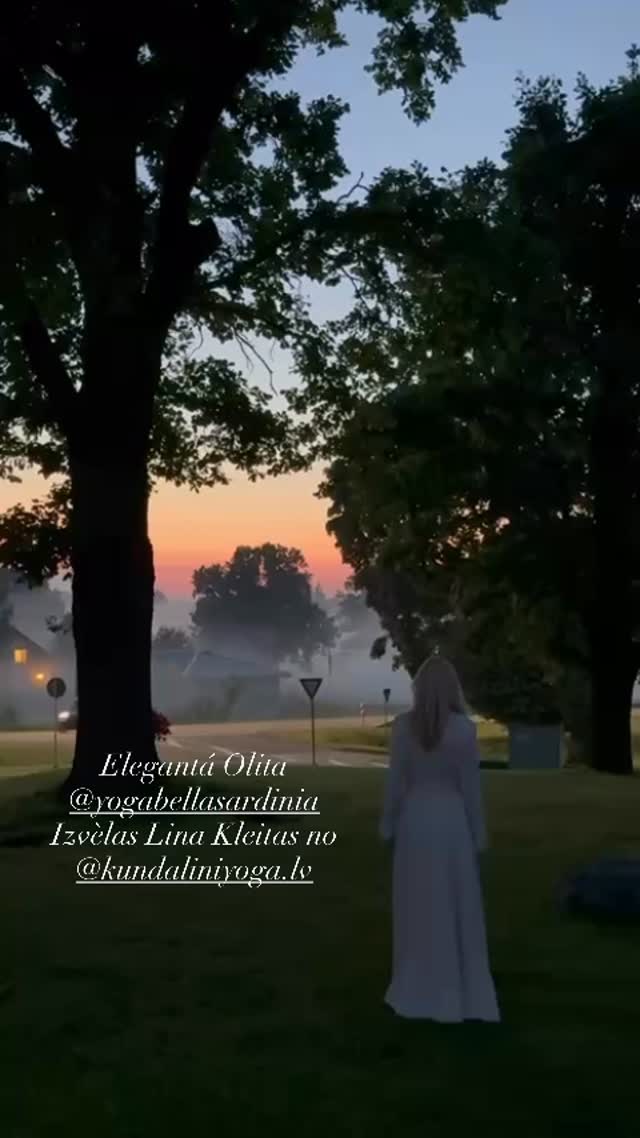 🌸 Elegantà Olita- Jiwan Sadhana Kaur 🌸
Ar prieku iepazīstinu ar brīnišķīgu Kundalini jogas skolotāju – Jiwan Sadhana Kaur, kuru daudzi pazīst pēc viņas IG profila @yogabellasardinia ✨
Viņas nodarbības iedvesmo, piepilda ar sievišķīgu spēku un harmoniju, savienojot dziļu praksi ar sirds siltumu. 💫
Katrā kustībā un elpā viņa aicina mūs būt tuvāk sev un savai iekšējai patiesībai.
Un vēl – viņa savās nodarbībās ar lepnumu valkā lina apģērbu no @kundaliniyoga.lv lv, kas radīts ar mīlestību un iedvesmu. 🌿
🧘♀️ Iedvesmojies un seko viņai Instagram, lai sajustu Sardīnijas sauli, mieru un mīlestību praksē.
#kundalinijoga #jogalatvija #yogabellasardinia #JiwanSadhanakaur #jogainspirācija #sievietei #apzinātība #garīgāattīstība #jogaspēks #linadrēbes #kundalinijogalatvija
