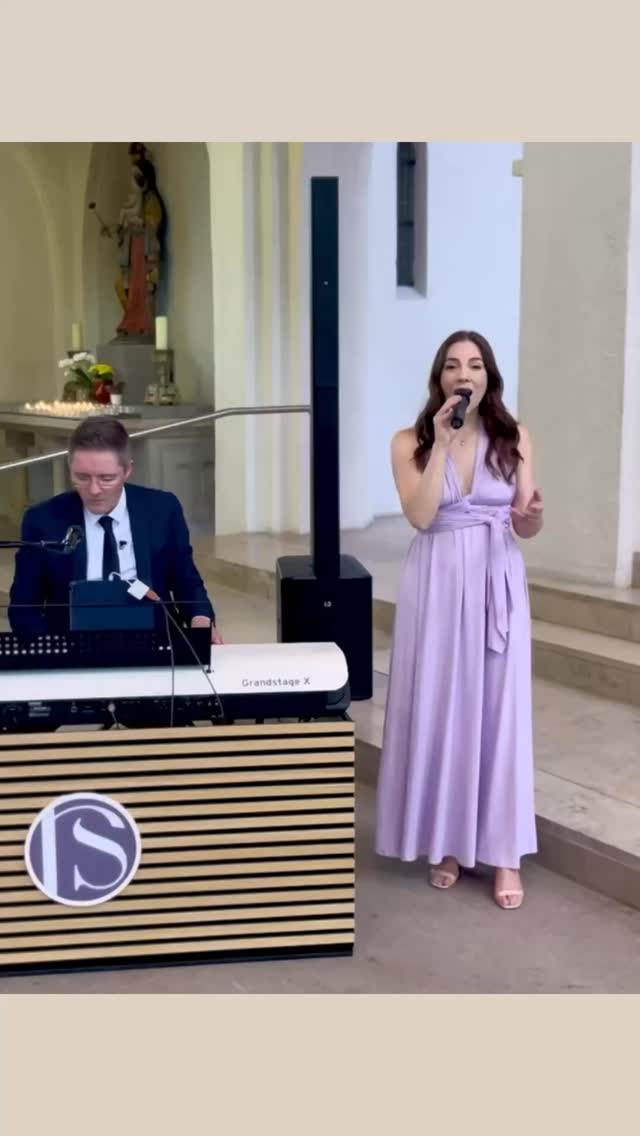 Diese vier Songs haben am Samstag in der Kirche für Gänsehaut gesorgt – vielleicht sind sie auch eure Hochzeitslieder? 💍✨
Am vergangenen Samstag durften wir die kirchliche Trauung von Benjamin & Vanessa musikalisch begleiten – in einer wunderschönen großen Kirche und mit einem sehr emotionalen Brautpaar.
Zur Inspiration für alle, die noch auf der Suche nach den passenden Songs für ihre Trauung sind, hier die Songauswahl dieses besonderen Tages:
🎵 Einzug: I Get to Love You – Ruelle
🎵 Nach der Predigt: You Say – Lauren Daigle
🎵 Nach dem Ja-Wort: Ein Teil von meinem Herzen – Jonathan Zelter
🎵 Auszug: High – Lighthouse Family
Die Stimmung war berührend, die Reaktionen so herzlich – und wir haben uns sehr gefreut, dass die Lieder den Moment für alle Anwesenden noch unvergesslicher gemacht haben. ❤️
#Hochzeit #KirchlicheTrauung #Hochzeitsmusik #RebeccaSammet #Songinspiration #Hochzeitssängerin #HochzeitssängerinStuttgart