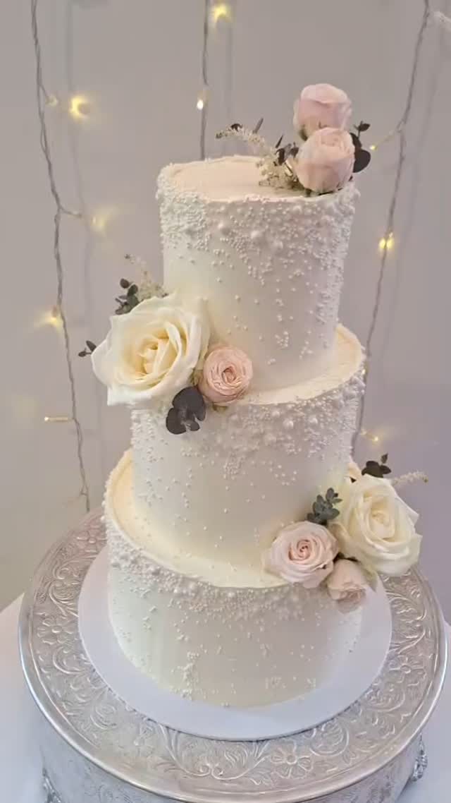 A little sneak peek of Lauren & Adam’s wedding cake – three tiers decorated with soft white and the palest of pink roses and delicate edible pearls. More of this one coming soon…
It was so lovely to see Laura @tawstockcourt again after so many years!
@tawstockcourt
@churchparkflowers
@laurgilltrav
#sweetsatisfactioncakes #weddingcakes #weddingcake #cakedesign #cakedesigner #weddingsindevon #tawstockcourt #tawstockcourtweddings #roseweddingcake
