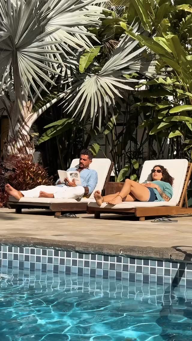 Jardim, leitura, piscina, drink, céu azul.
A vida desacelera — e a paz acontece.
⸻
Garden, reading, pool, drink, blue sky.
Life slows down — and peace happens.
#PousadaDoPrincipe #SuaCasaEmParaty #Paraty #SlowLuxury #SensoryEscape