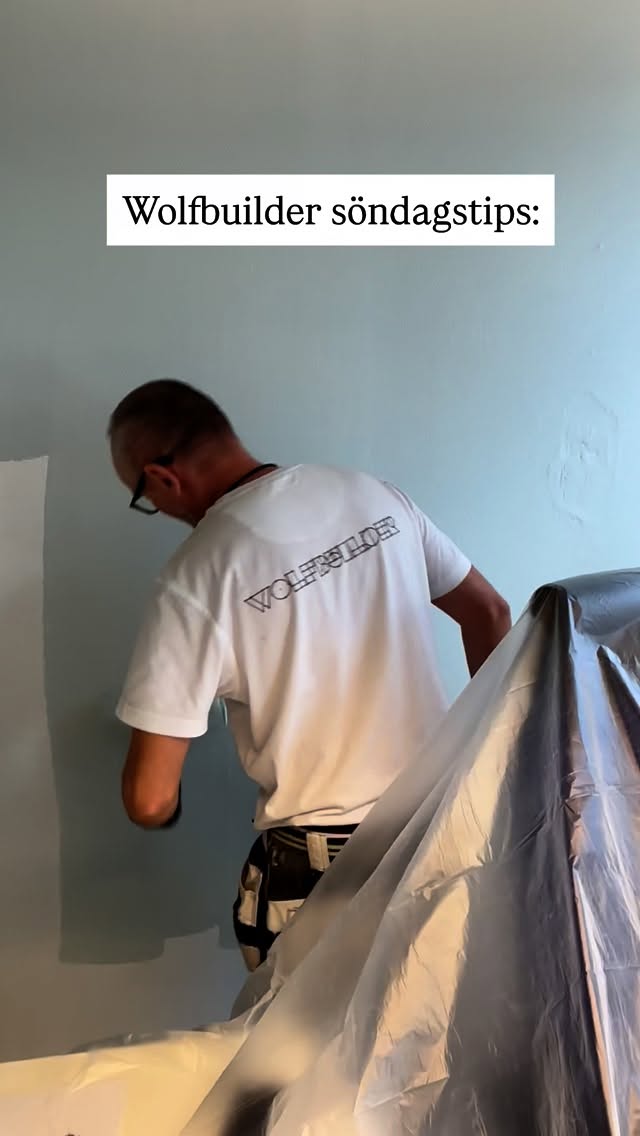 Rengör alltid rollern innan du börjar måla ✨🎨 Då försvinner lösa luddpartiklar som annars kan fastna i färgen och hamna på väggen!
👉 Resultatet blir en jämnare yta och ett snyggare slutresultat
Vad är ditt bästa knep när du målar? Skriv gärna i kommentarerna 💭