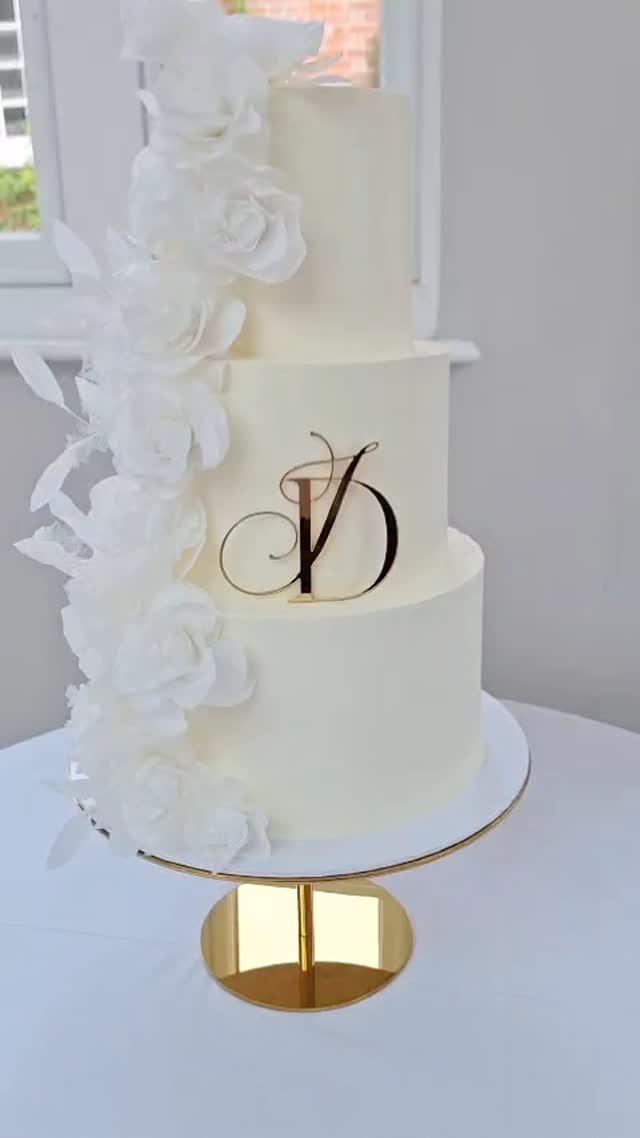 Jade & Damian’s cake was all about elegance and classic style – three tiers in smooth white, finished with delicate wafer paper roses and their custom monogram topper. A modern, minimal design that suited their wedding day perfectly.
@rockbeare_manor_
@all_floral
@jadevittles
@thelettershedstudio
#sweetsatisfactioncakes #weddingcake #weddingcakedesign #weddingsindevon #luxuryweddingcake #waferpaperflowers #whiteweddingcake #rockbearemanor #rockbearemanorweddings