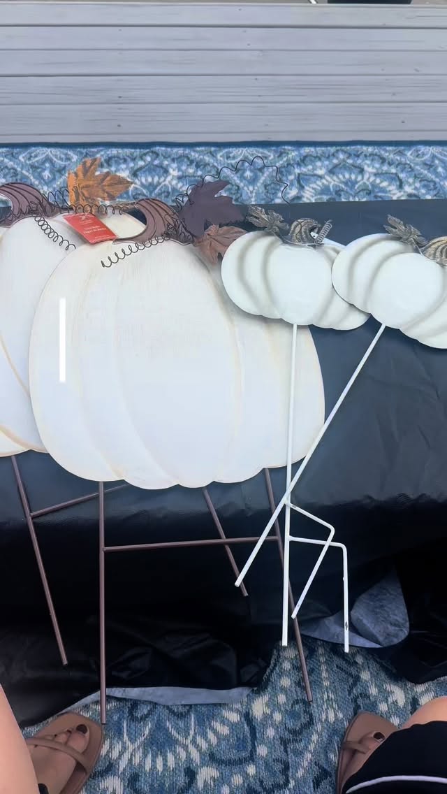 Day 1 of 40 Day of Halloween. These DIY chinoiserie pumpkins were so fun to make & will be such a good addition to my pumpkin patch.
•
Large pumpkins from @michaelsstores and smaller pumpkins from @hobbylobby
•
#countdowntohalloween #diyhalloween #halloweendecor #falldecor #grandmillennial #maximalist #spookyseason #diy