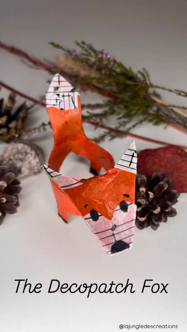 🇬🇧DIY – The Decopatch Fox 🦊✨
Who says toilet roll tubes can’t be turned into creative works of art?
Using the beautiful tissue paper from panduro and the lovely paper from @decopatch_officiel , you can transform them into this adorable little fox.
Materials:
- Tp roll
- orange silk paper (@panduroofficial )
- musical Decopatch paper (@decopatch_officiel )
- Decopatch glue/varnish (@decopatch_officiel )
- black pencil
- Scissors
- Black Posca marker (@poscagallery )
👉 Follow the step-by-step tutorial in the video to create your own charming little fox.
—
DIY – Le renard en décopatch 🦊✨
Qui a dit que les rouleaux de papier toilette ne pouvaient pas devenir de petites merveilles créatives ?
Avec les superbes papiers de soie @panduroofficial et les papiers @decopatch_officiel , on peut transformer un simple rouleau de carton en un adorable petit renard poétique.
Matériel :
- rouleau de papier toilette
- papier de soie orange (@panduroofficial)
- papier décopatch musical (@decopatch_officiel )
- vernis-colle (@decopatch_officiel )
- crayon noir
- ciseaux
- marqueur Posca noir (@poscasverige )
👉 Suivez les étapes pas à pas dans la vidéo pour créer un renard plein de douceur et de poésie.
—
#defidesmainscreatives #automnecréatif #decopatch #tprollcrafts #tprollart #savecraftplay #fantasyhasreallynolimits #funbudgetplay #recycleandplay #panduromyway #panduro #pysselinspo #pysseltips #pysslamedbarn
#höstlöv #höstfärger #toarullepyssel #toalettrullepyssel #återbrukspyssel