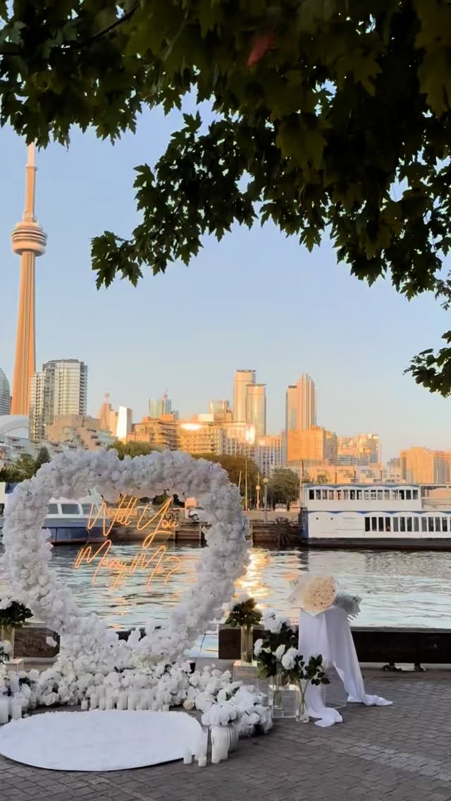 Thinking about making it forever? Let us create the proposal decor needed to make it extra special ✨
#torontoproposal #proposalplanner #proposaldecor #proposalideas #shesaidyes #surpriseproposal #heartdecor