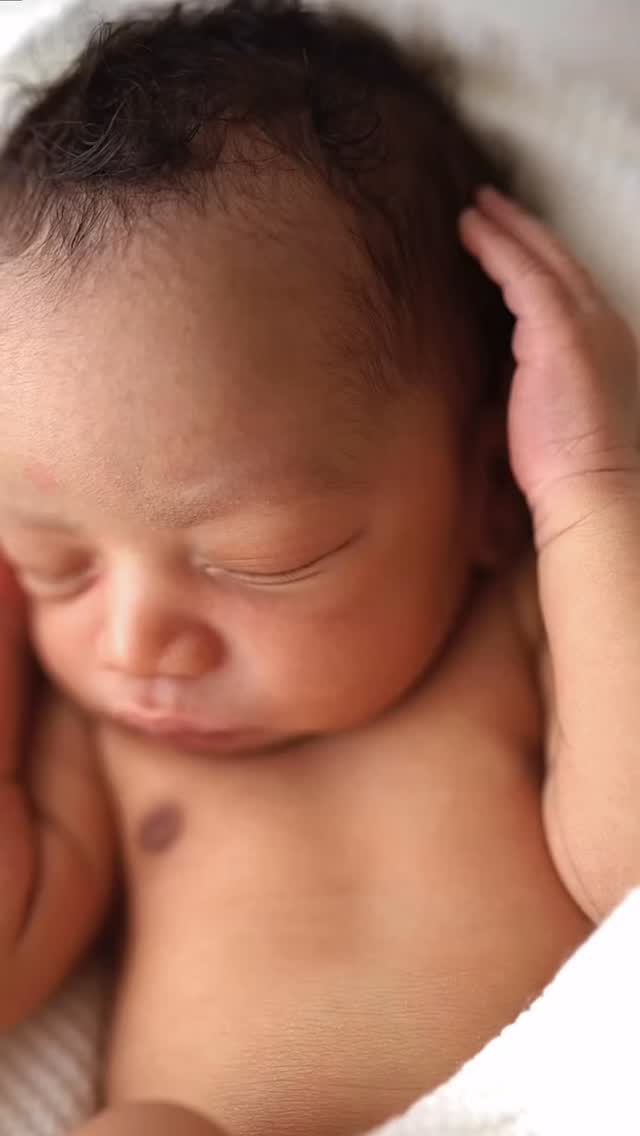 Vicente tinha apenas 7 dias quando registrei seu ensaio newborn em casa. Ele estava tranquilo, calmo e deixou que cada foto fosse feita com tranquilidade. Seus pais, emocionados, viviam a alegria de poder guardar para sempre esse comecinho de vida. ✨
É isso que torna esse tipo de registro tão especial: os detalhes que hoje parecem pequenos, amanhã serão memórias muito preciosas.
Os primeiros dias passam rápido… mas podem ser eternizados em imagens que contam a história da chegada do seu bebê. 💛
Me envie uma mensagem no link da bio e vamos conversar sobre o ensaio do seu recém-nascido. 💌
#ensaionewborn #newborn #fotografianewborn #newbornsalvador #gestantesalvador #ensaiogestante #brendamonteirofotografia
