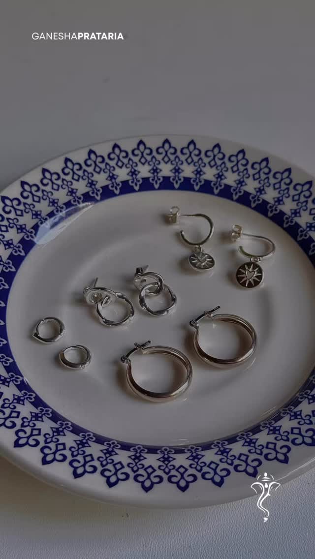 🔹 Como fazer o teste?
1. Pegue a peça de prata que deseja testar;
2. Coloque-a sobre uma superfície plana;
3. Coloque um cubo de gelo diretamente em cima da peça.
4. Observe:
• Se for prata legítima, o gelo deve começar a derreter de forma rápida.
• Em metais falsos, banhados ou ligas de baixa condutividade, o derretimento será mais lento.
🔹 É 100% confiável?
👉🏽 Não totalmente.
• Esse é um indicador forte, mas não é definitivo. Algumas ligas metálicas também podem conduzir bem o frio (embora raramente tão rápido quanto a prata pura).
💬 Você já testou em casa? Conta pra gente nos comentários! 🤗