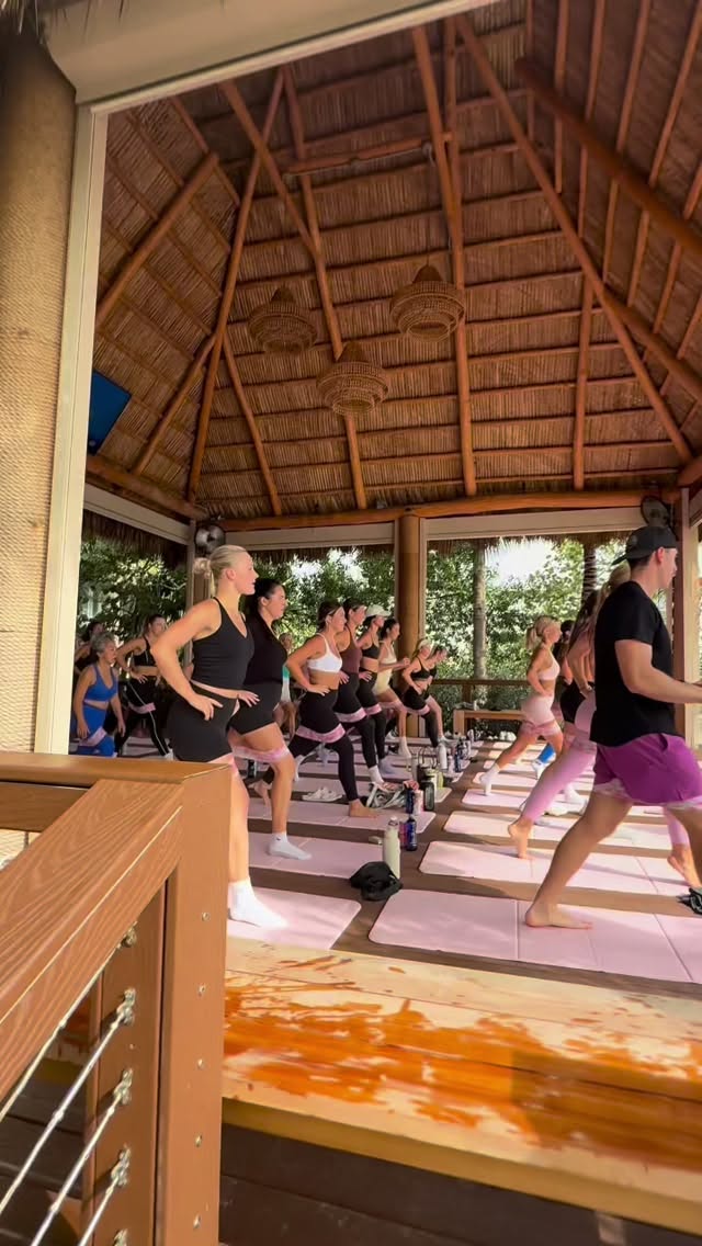 Bikini Body community class at @coveclubwestpalm ?// next one is October 19th on PADDLE BOARDS! Link in bio to sign up!