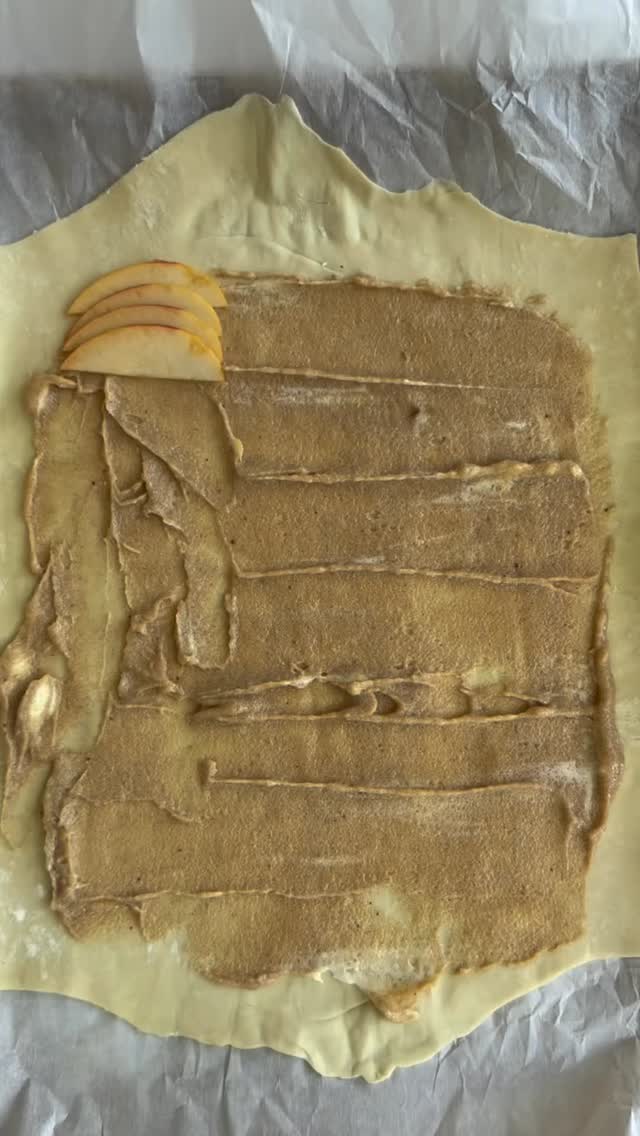 🍎 QUILTED APPLE GALETTE 🍎 
this is apple-solutely the apple-tizer you want to serve this fall 🍏 🍎 
it takes a bit of time to arrange the apple slices, but otherwise this dessert/appetizer could not be easier
TO MAKE:
🍏 preheat oven to 400 degrees
🍎 slice two apples thinly and coat in juice of half a lemon and 1 tbsp of sugar
🍏 mix half a stick of room temp butter with 1/2 cup brown sugar and tbsp cinnamon 
🍎 roll out thawed puff pastry and top with butter mixture
🍏 arrange four slices of apples horizontally and vertically, into a grid
🍎 fold edges over the ends and bake for 18 minutes or until pastry browns
🍏 top with ice cream and enjoy warm
Video makefoodlovely