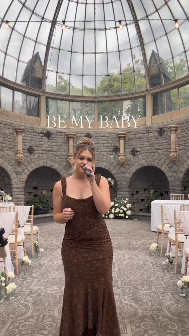 Turning upbeat songs into ballads 🤝 
This iconic 1960s anthem sounds so dreamy slowed down with piano accompaniment. Perfect for ceremonies as your guests are being seated, especially with the acoustics in this orangery.
If you have any cover requests, please let me know in the comments!
📍 @deveretortworthcourt @tortworth_court_weddings 
🎶 @acousticbacksandtracks