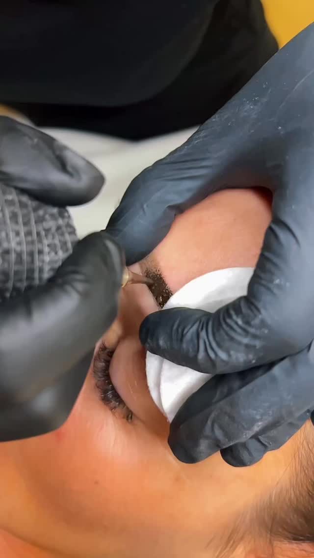 Was all diese Behandlungen gemeinsam haben?
👉 Sie verändern nicht nur dein Äußeres, sondern wie du dich fühlst.
Ob Scalp Micropigmentation (SMP) bei Haarausfall,
Permanent Make-up für Brauen oder Lippen,
Narbenkorrekturen, Brustwarzen-Rekonstruktionen oder Fineline-Tattoos –
alles, was ich mache, folgt einem Ziel:
✨ Dein Selbstbewusstsein sichtbar zu machen.
Jedes Ergebnis ist individuell, echt und handgearbeitet.
Kein Filter. Kein Zufall. Nur Präzision, Erfahrung und Leidenschaft.
📍 SHÆDE | Skin. Hair. Confidence. | Potsdam
Welche meiner Behandlungen würdest du am liebsten selbst ausprobieren? 💬⬇️
#smp #scalpmicropigmentation #pmu #permanentmakeup #microneedling #areolatattoo #narbenbehandlung #finelinetattoo #potsdam #shaede #haarausfalllösung #confidence