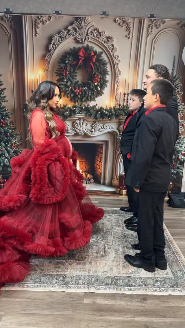 Nothing says holiday photos like mom turning into the family’s head coach for 7 chaotic minutes… giving a pep talk no one asked for ?
?? @annashilove
?? @Kindaarzonphotography
???♀️ @Beautybyaraceli
Chicago family Photographer • motherhood unfiltered • Behind the scenes