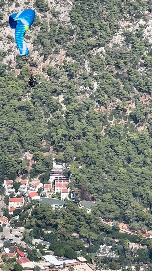 Auto-Rotation simulation, one of the most important move to learn.
Dont get surprised, come and learn with us 🪂
Here @birdi.bird in her first day of training.. on fire 🔥 Gewicht links
Instructor: @jennifer_pl
Our instructors Leo & Jenni will help you to improve your skills , the experience couple participating in several world acro Competitions. 🥇
@leitorey @jennifer_pl