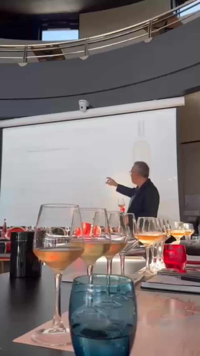 🍇 Dégustation de vins de Provence – Intervention du CIVP 🍷
Ce mercredi 22 octobre, nos élèves de Mention Sommellerie et de Première Bac Pro Service ont eu le privilège d’assister à une intervention du CIVP (Conseil Interprofessionnel des Vins de Provence), une expérience sensorielle et pédagogique riche en découvertes 🌿
Ils ont affiné leur palette aromatique et appris à analyser les caractéristiques des vins et à en parler avec justesse et passion — des compétences essentielles pour les futurs professionnels du service et de la sommellerie 👨🍳🍾
Un grand bravo à eux pour leur curiosité et leur engagement dans cette belle immersion au cœur du terroir provençal 🇫🇷
Avec M. Scavo, M. Abline et M. Pruvot
@bruno.scavo.77
@ablinecfa06
@nathanael_pruvot
@ufajeannetpaulaugier