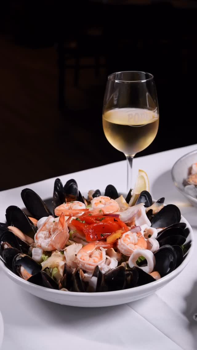 ✨ Mussels, scungilli, calamari, shrimp,, all marinated in our house vinaigrette and served over fresh greens. This is Marinated Seafood Salad you’ll keep coming back for. #PopeisClamBar
#deerparkeats #longislandseafood #longislandfoodies #lirestaurants #lieats #deerpark #seafood #salad
