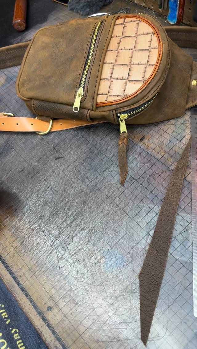 Blood knot shit:
#Bloodknot #leatherart #Lace #Leather #ASMRLeather