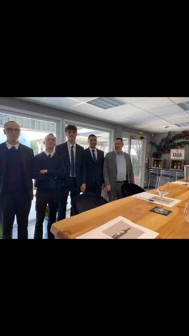 🍷 Visite professionnelle chez DAB – Distribution Azuréenne de Boissons
Le 5 novembre, nos élèves sommeliers du lycée hôtelier de Nice ont découvert les coulisses de DAB lors d’une rencontre privilégiée.
Un grand merci à Jean-Marc Zammit pour son accueil et la dégustation commentée qui a permis aux étudiants d’approfondir leurs connaissances sur la sélection et la distribution des boissons avec un acteur incontournable de la région.
@nathanael_pruvot
@ufajeannetpaulaugier