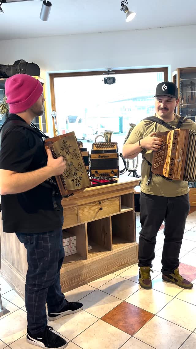 Warnung - diese Sammer-Aktion kann spontane Jodelanfälle auslösen🎄🪗😉
#sammerharmonika #harmonika #akkordeon #quetschn #aktion #musicstore #pinzgauermusikhaus #fyp #welovemusic #salzburg #zellamsee #ausverkauf #weihnachtsgeschenke #volksmusik #musikinstrumente