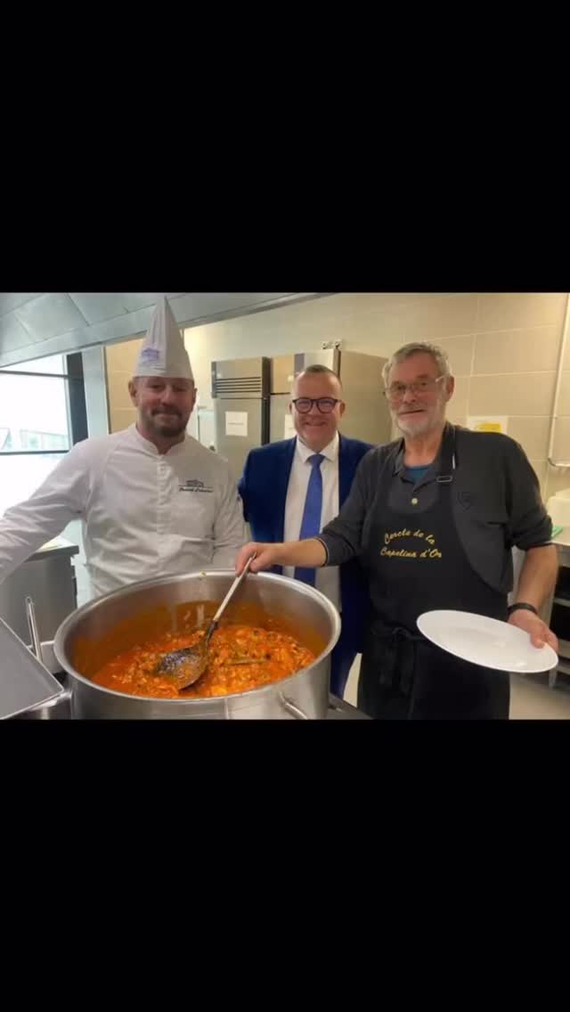 Témoignante de @franck_cohadon quia eu le privilège de partager son goût de la cuisine niçoise avec la Capelina d’or :
Vendredi 14 novembre 2025 s’est déroulé un cours de cuisine niçoise au Lycée Hôtelier Jeanne et Paul Augier.
Un moment authentique, convivial et profondément ancré dans notre patrimoine culinaire.
14 adhérents étaient présents pour cette démonstration autour d’un plat emblématique de notre région : la volaille à la niçoise.
Un grand merci à l’association La Capelina d’Or, représentée par Christian Coran et Raoul Duffaud, pour la transmission de ce savoir-faire niçois précieux.
Merci également à Christophe Moreau, directeur délégué aux formations, pour sa présence et son soutien.
J’ai eu le plaisir, en tant qu’enseignant en production culinaire, d’accompagner cette séance où tradition, passion et pédagogie se sont rencontrées.
Un très beau moment d’échange et de fierté autour de la cuisine niçoise. Merci à toutes et à tous !
@c.moreau06