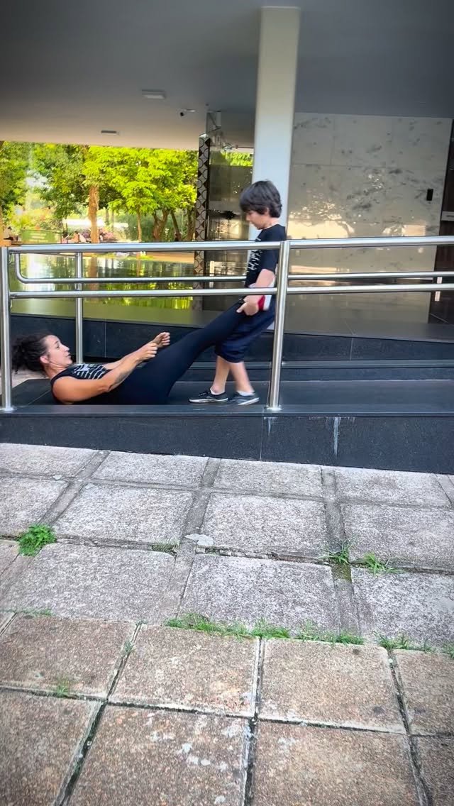Imagina se todas as crianças estivessem fortes de verdade? Que impacto isso teria na saúde, no desenvolvimento e na autonomia delas? 🎯
No parkour, muita gente só vê o salto. Mas o salto é só o resultado final. Antes dele existe um trabalho completo: puxar, empurrar, tracionar, estabilizar, resistir, coordenar. É nesse processo que a criança constrói força de verdade… aquela que melhora postura, mobilidade, velocidade, equilíbrio e até comportamento. 🦿
Nossas atividades pedagógicas vão muito além das técnicas exclusivas do parkour. Cada brincadeira soma diversos elementos Desenvolvemos o corpo inteiro e, junto com ele, o indivíduo como um todo. Força é a base da saúde para crianças, jovens, adultos e idosos.
A Sociedade Brasileira de Pediatria já recomenda atividades de força na infância. Hoje sabemos que força não é só o músculo: ela influencia o sistema esquelético, vascular, hormonal e todas as funcionalidades do corpo em crescimento.
Nossas turmas se iniciam a partir de 6 anos
Entre em contato 📞
#parkoureducação
#musculacaoinfantil
#criança