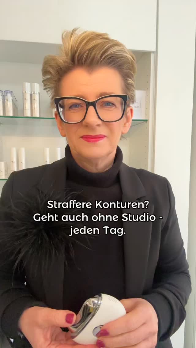 SculptiQ Pro arbeitet tiefenwirksam an der Festigkeit deiner Haut.
Durch Wärme, Mikrovibration und gezielte Massage werden die Konturen sichtbar definierter, die Haut wirkt glatter und gestraffter - ganz ohne Reizstoffe oder Belastung.
Das Gerät ist ideal für alle, die:
• mehr Straffung möchten
• Gesichtskonturen verbessern wollen
• ein „geliftetes“ Hautgefühl lieben
• ihre Hautstruktur langfristig stärken möchten
In der Black Week 🖤 ist das Lifting-Set - Gerät + Cellular Lift Serum - zum Aktionspreis erhältlich.
Perfekt abgestimmt, sofort anwendbar und absolut anfängerfreundlich.
Wenn du dir unsicher bist, ob SculptiQ das richtige Gerät für dich ist: 💬 Schreib mir einfach kurz.
Ich empfehle dir das passende Set individuell.
#hometreatment #liftingeffect #homebeauty #care4you #blackweek #skintightening #beautytech #skincareroutine