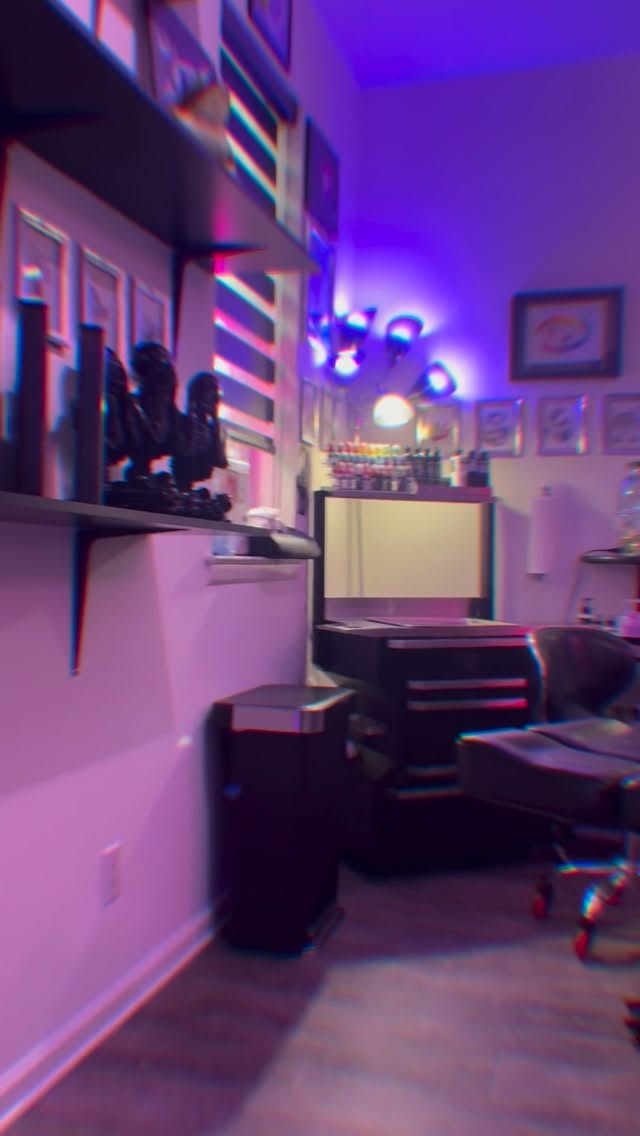 So glad I finally got to finish this piece I started earlier this year. Memento mori skull with roses and thorns ??
#readingpatattoo #berkscounty #femaletattooer #mementomori #sugarskulltattoo