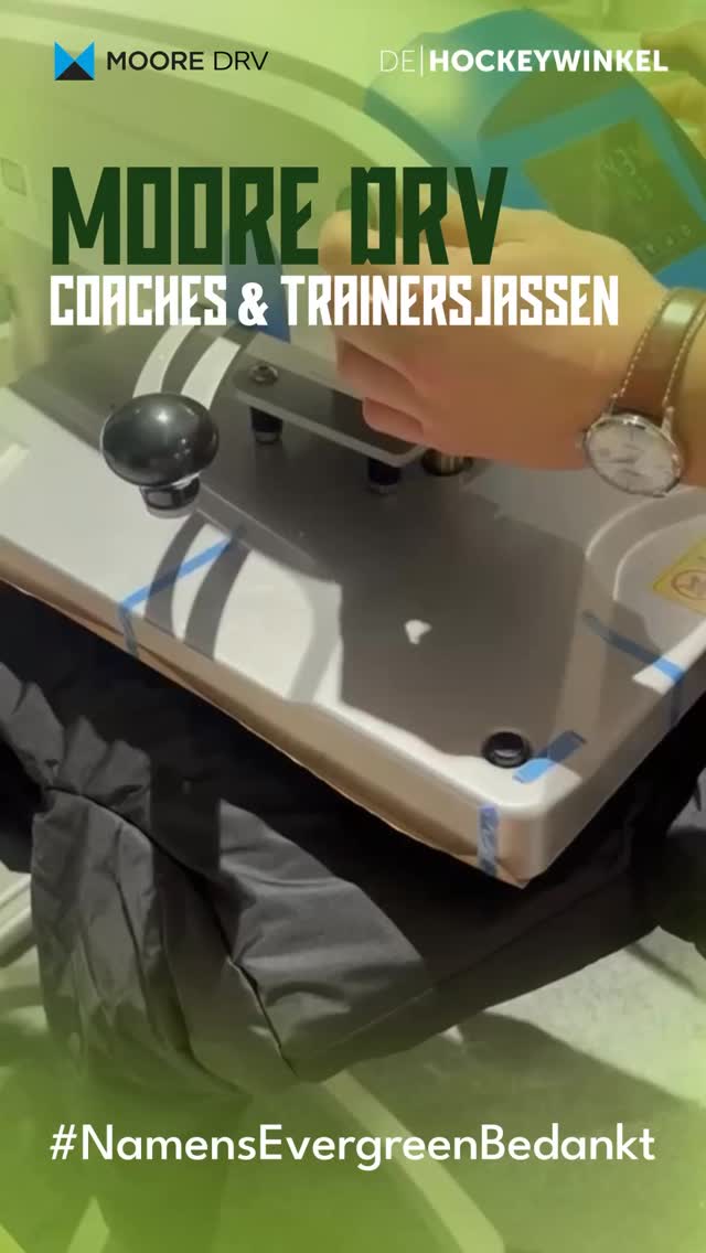 Vorige week mochten ruim 80 trainers en coaches hun door MooreDRV aangeboden zomer- & winterjas in ontvangst nemen. Zo staan onze bedreven trainers en coaches niet alleen lekker warm maar vooral ook professioneel langs de hockeyvelden. ✨
#wateengeweldigejassen #namensevegreenbedankt #welovehockey #topsponsors
