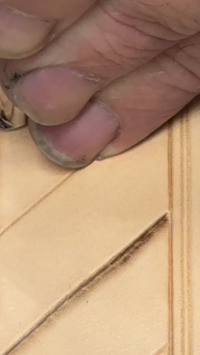 Leather shit: might be time to clean/trim my finger nails.. 💅
#leatherart #manhands #dirtyfingernails