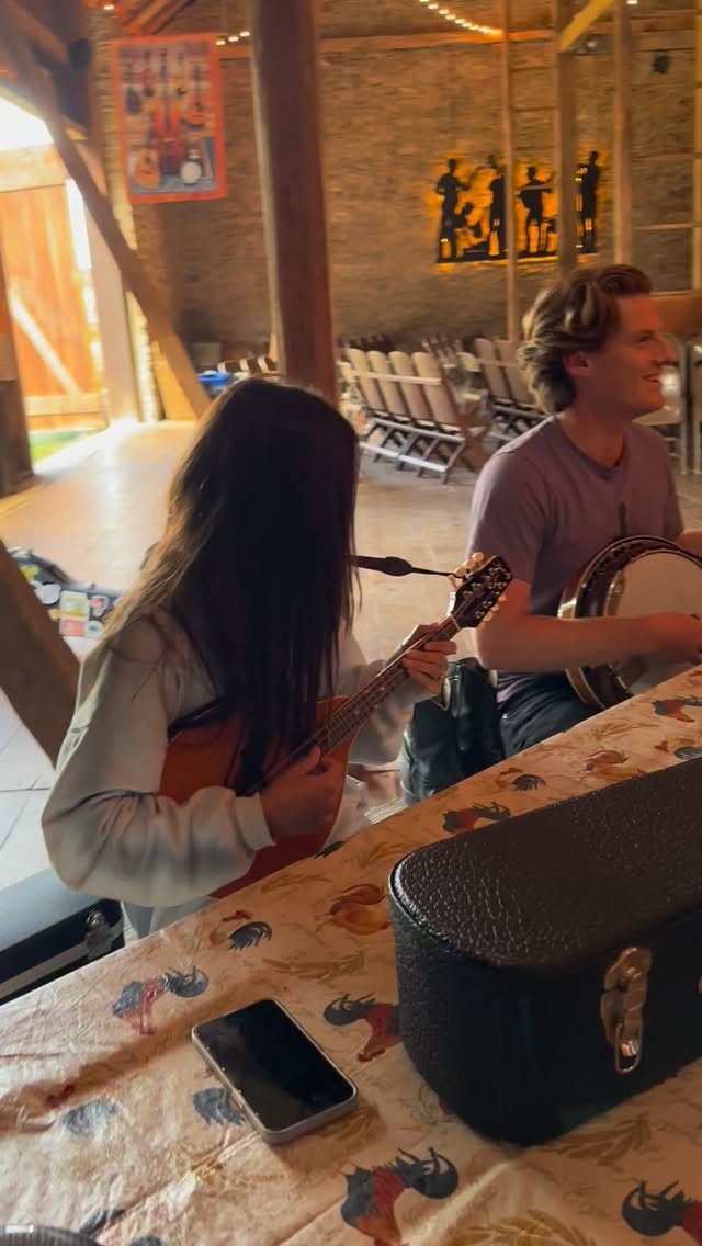 Looking back to some Labor Day weekend fun at the bluegrass barn in PA.
@jared.houseman @james.m.music @syd_christian @baker_northern @heidilouannbrooke @jenlbrooke
#bluegrassmusic #singersongwriter #mikemitchellmusic #bluegrasslife #bluegrassguitar #livebluegrassmusic