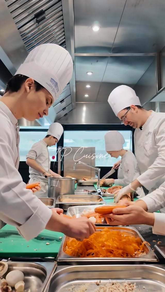 📽️ Aujourd’hui, on vous emmène en cuisine avec la classe de 1pro3 groupe 2, pour la préparation de suprêmes de volaille à basse température, farce aux cèpes, riz arlequin et sauce suprême.
Merci à Joanne et Marinel (BTS Tourisme) pour la captation vidéo.
Alors ? Cette assiette vous tente ? RDV sur notre site internet pour réserver dans l’un de nos restaurants.
@atelier_de_la_gastronomie