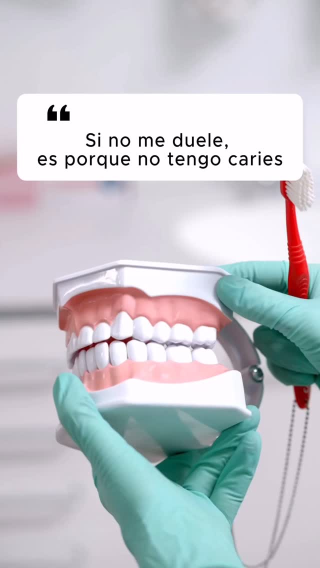 🦷🚫 “Si no me duele, no tengo caries”
El mito más peligroso… y el más común.
La mayoría de caries NO duelen en sus primeras fases.
Cuando aparece el dolor, normalmente:
👉 la lesión ya es profunda
👉 hay infección
👉 o incluso afecta al nervio
Es decir: llegas tarde.
La prevención gana siempre:
✔️ Revisiones cada 6 meses
✔️ Radiografías cuando toca
✔️ Tratar pequeño = evitar grande
💬 ¿Habías pensado que si no dolía, todo iba bien? Cuéntamelo 👇
#Caries #PrevenciónDental #ClínicaTresserra #SaludBucal #dentistabarcelona
