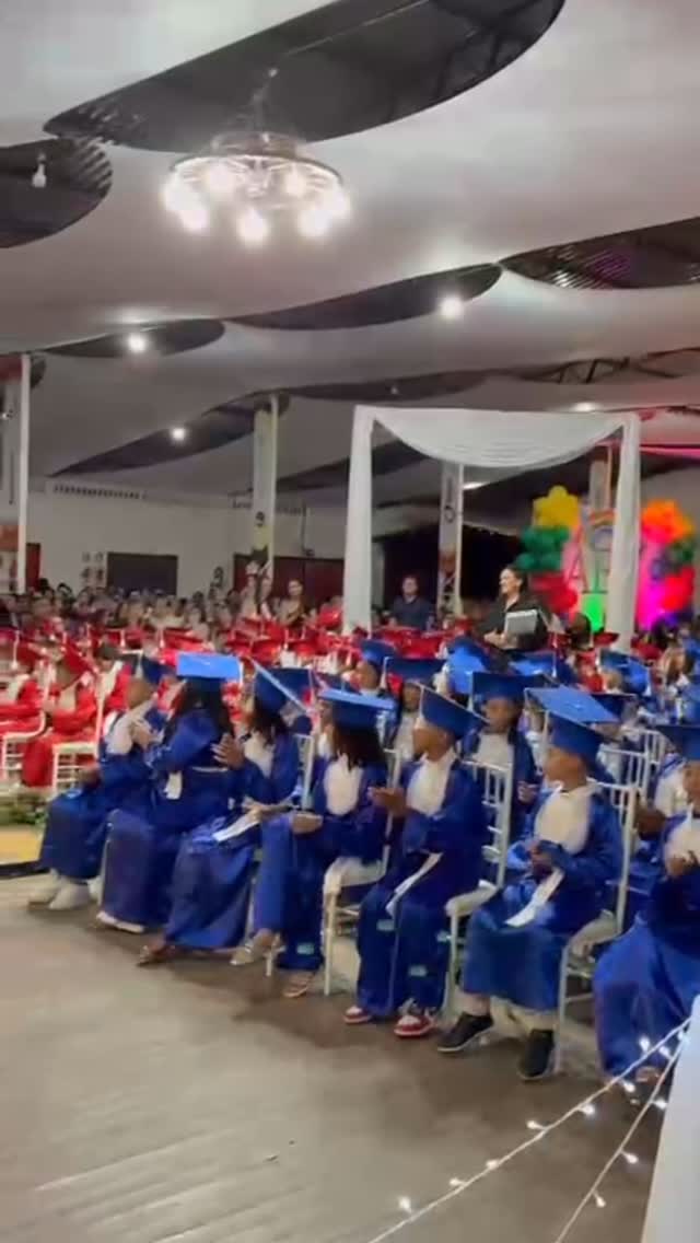 No dia 11/12 foi realizada a finalização das premiações do Concurso de Redação e Desenho do PEA, com alunos das escolas participantes. 🤩📚
A ACIAGRI teve a satisfação de apoiar e participar desse momento que valoriza a educação ambiental, incentiva a criatividade e fortalece a formação cidadã desde a infância. 💚✨
📝 Classificação – Redação
1º lugar, Alice Isabelly Couto, Escola Morart Feliciano, professora Regiane Lima
2º lugar, Raphaela Santos, Escola Mozart Feliciano, professora Edileusa
3º lugar, João Pedro Almeida, Escola Luzia da Rosa Fontana, professora Aline
🎨 Classificação – Desenho
1º lugar, Arthur Santana - Escola Jardim Paraíso, professora Viviane
2º lugar, Nathally - Escola Jardim Paraíso, professora Vanessa
3º lugar, Valentina Victoria - Escola Mozart Feliciano
Parabenizamos todos os alunos, professores e escolas envolvidas por contribuírem para a construção de um futuro mais consciente e sustentável. 🌱👏
ACIAGRI - Força que representa! ✊