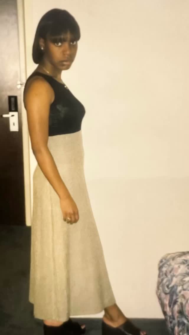 There was a time when we were obsessed with straight hair flat irons and relaxers had a serious hold on us!
Then one day… the mindset shift happened 💡
We realized our natural texture wasn’t the problem, we just didn’t know what to do with it yet.
Learning our curls and coils, took patience, education, and a little trial and error, but wow, what a glow-up! Now we style our hair in its natural state with confidence and step out knowing it looks beautiful, intentional, and stylish ✨
If you’re still figuring out how to style your natural hair and want help, we’ve got you 💛
👉 Click the link in bio to request your appointment and let us style your hair in a way that fits you.
.
.
#frizefrize #naturalhair #coilyhair #curlyhair #ottawacurlyhair #mobilecurlyhair #ottawamobilenaturalhair #texturedhair #ottawacurlspecialist