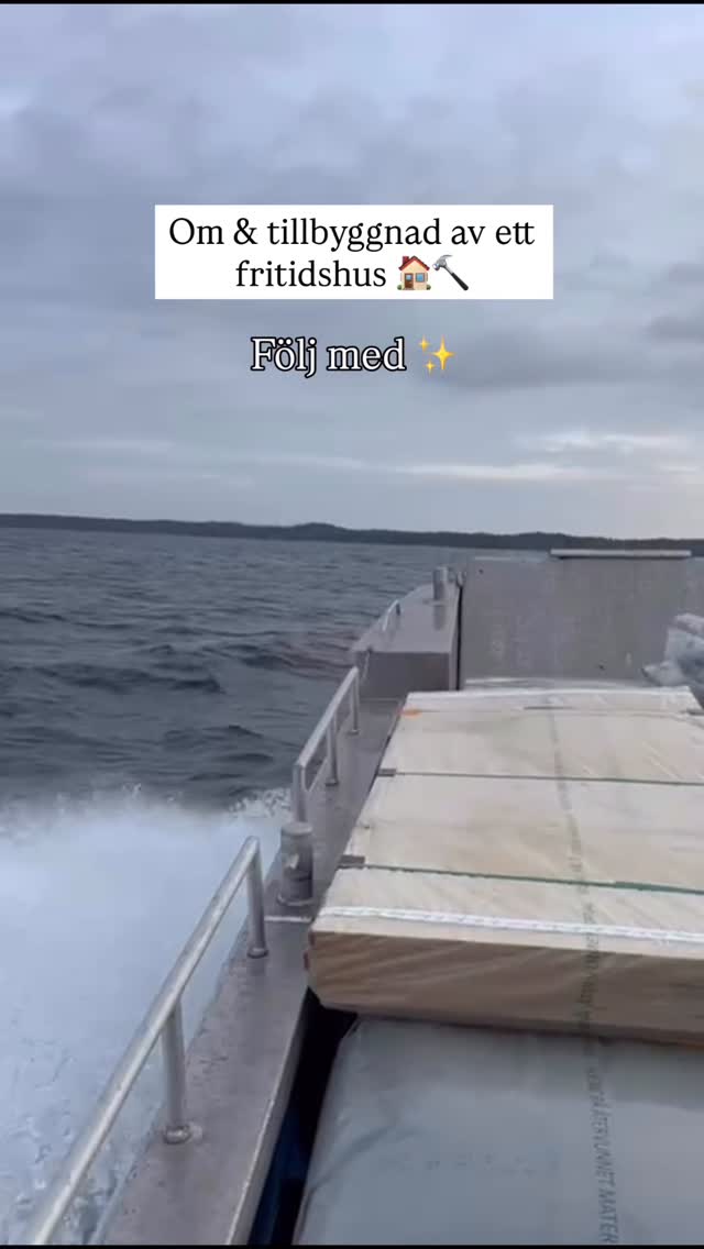 En uppdatering från ett av våra pågående projekt i skärgården: invändiga arbeten har pågått och taket har klätts med tegel 🧱🏠
Med smart planering och välorganiserade sjötransporter ser vi till att ditt projekt flyter på – från första leverans till färdigställande🤝
Vi bygger där vägarna tar slut 🌊🌊
Har du ett byggprojekt i skärgården som du vill förverkliga 2026? Hör av dig till oss så säkrar vi din byggstart👇🏻
08-541 350 71
info@wolfbuilder.se
Film / bilder Wolfbuilder AB @hanslinus @damstrommalte @pawelrobakowski5
