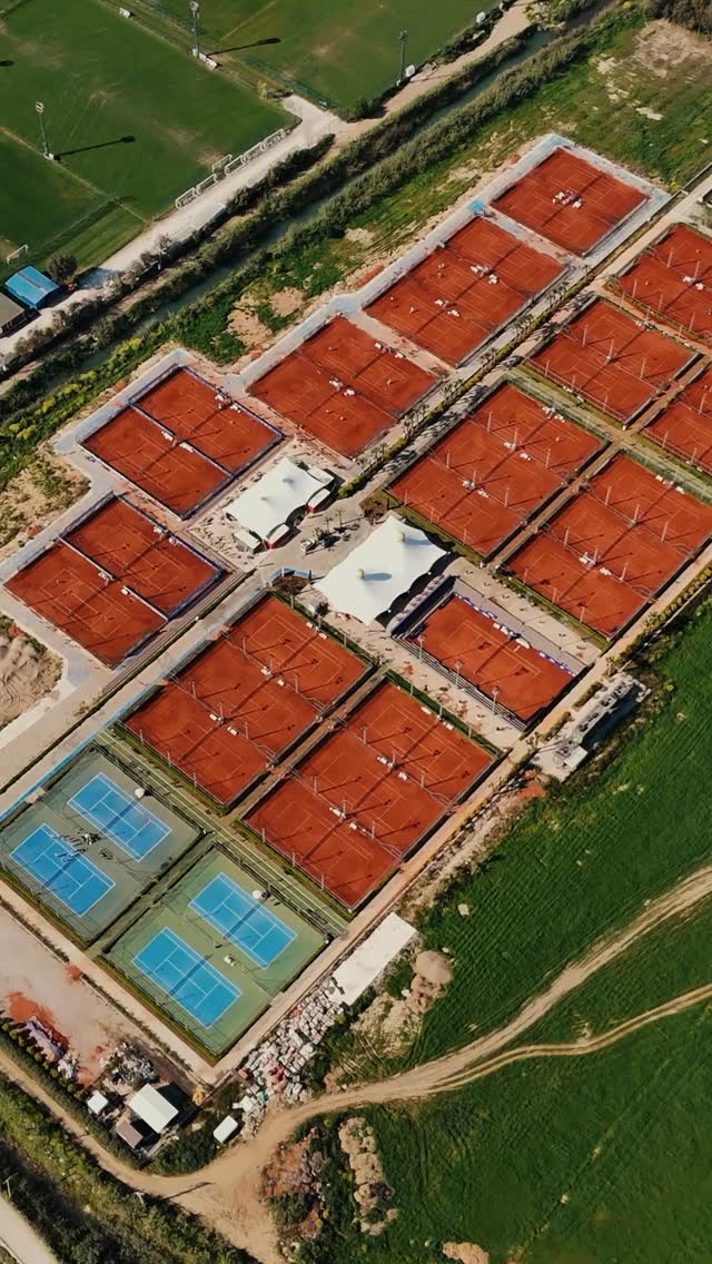 Puanlar arasında zihin yeniden kurulur: Plan yap, nefes al, uygula.
Between points, the mind is reset: Plan, breathe, execute.
#MTA #MTATennisAcademy #Tennis #Coaching #Training #Fitness