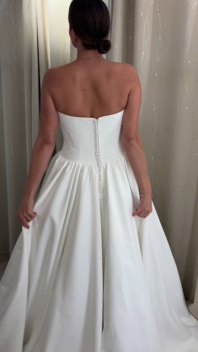 The modern minimalist that is anything but simple - meet London. A soft satin, dropped waist, A-line gown that we are absolutely loving both by itself and as the blank canvas to wildly accessorize to create your perfect wedding day look 🤍
.
.
.
#justinalexander #london #alineweddingdress #modernminimalist #classicbride @justinalexander