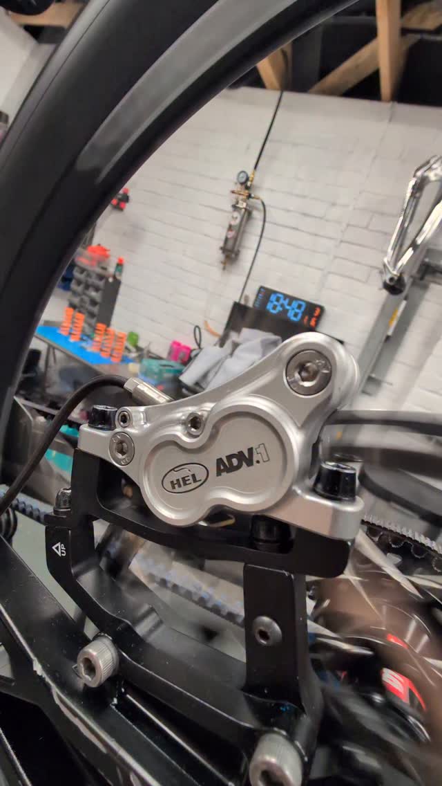 The @gamuxbikes Sego is ready for its close up. Time to get a @syn.bike system installed and then some photos for the book to show good and bad examples of sensor installation, logger mounting and wiring.
Then it's time to get some laps on the new @hel.mtb brakes and see if their performance is as good as their looks!
There's one more piece to this puzzle to come, and then it's a very full schedule of testing š