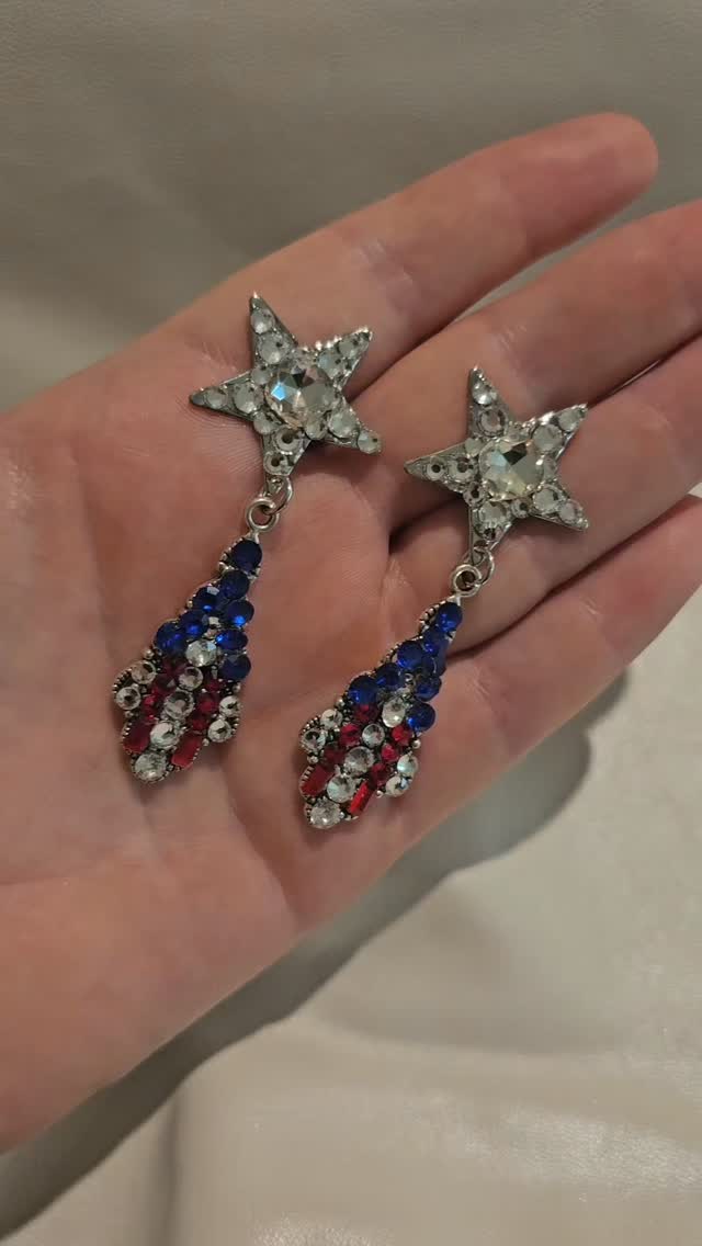 Star Spangled Earrings!
Created by me using austrian crystals in: sapphire, crystal, and lt siam.
#rodeoqueen #rodeoqueenfashion #customearrings #rhinestones