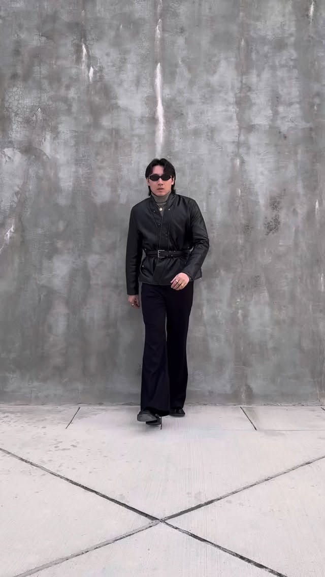 Like this look? Shop at www.highstreetporter.com
Search these keywords in the homepage
Sunglasses: Vegax
Jacket: Karate Jacket
Belt: Split Belt
Jeans: DP Paradis
Shoes: Angle Toe Derby (DM)
#lvmen #lvmenfw25 #flaredpants #martinerose