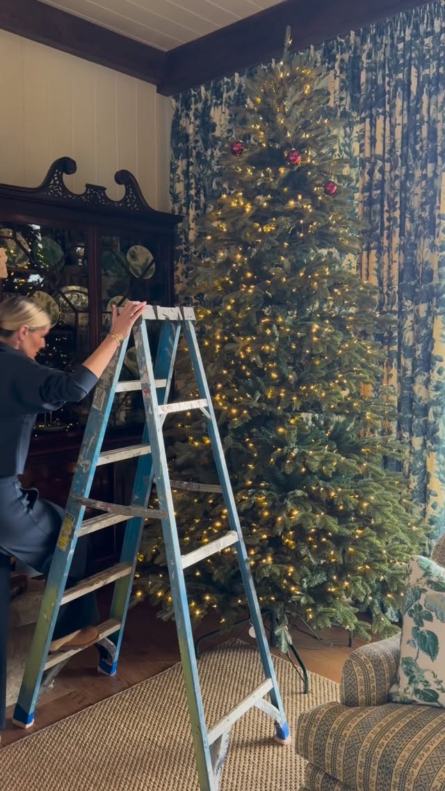 it feels so empty in here now 🤔 I got my first workout of the year done by taking down the 12ft tree by myself. my cozy set is currently available, comment 'shop' and I'll send you the details!
.
.
.
#homestyling @rhone