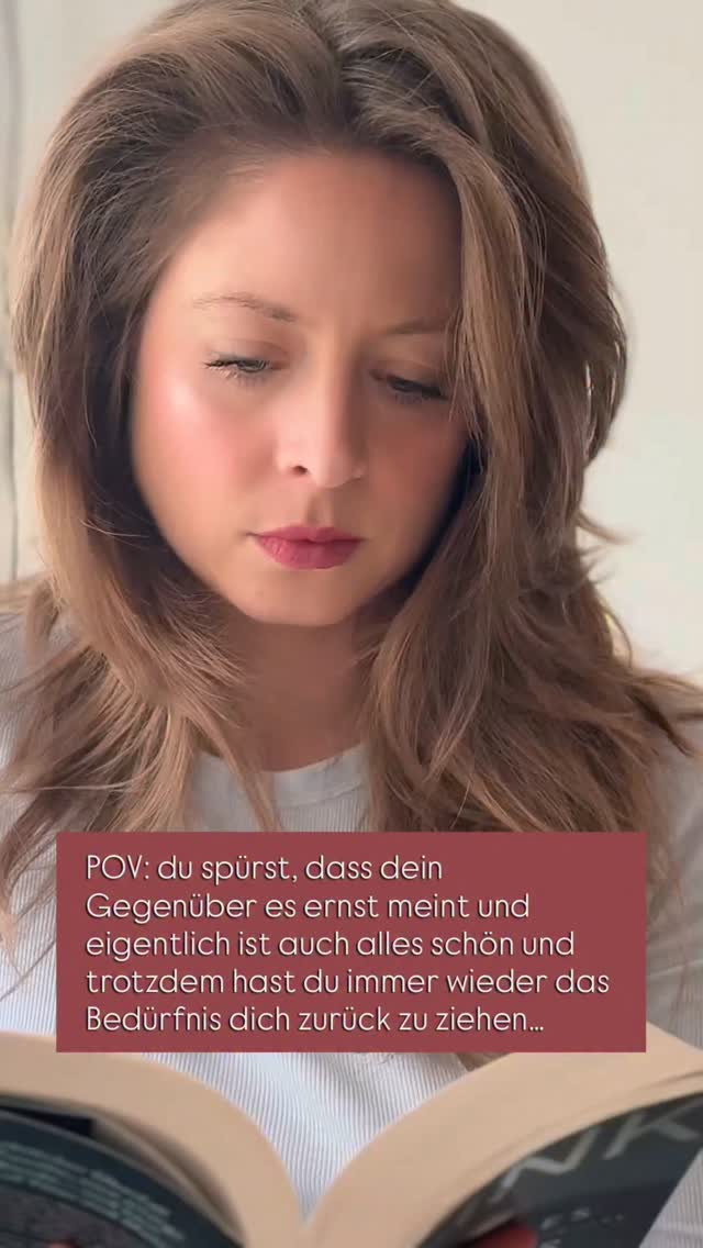 Manchmal bist du in einer eigentlich schönen Beziehung, alles läuft gut, dein Gegenüber zeigt dir Liebe und Vertrauen und trotzdem spürst du dieses seltsame Bedürfnis, dich zurückzuziehen. Du weißt kognitiv, dass nichts falsch läuft, dass alles sicher ist, und doch taucht dieses Gefühl immer wieder auf, dass du wegrennen willst oder dich eingeengt fühlst. Genau dieses Muster, warum wir uns manchmal selbst sabotieren, obwohl alles in Ordnung scheint, ist etwas, das viele von uns betrifft.
Wenn du verstehen willst, warum solche Gefühle immer wieder auftauchen, ohne dass jemand etwas “falsch” macht, dann habe ich eine Lösung für dich: In meinen Attachment Clarity Sessions schauen wir gemeinsam, welche Bindungsmuster bei dir wirken, warum du dich zurückziehst und wie du wieder bewusst Nähe zulassen kannst, ohne dich selbst zu verlieren.♥️
Verstehen kommt vor verändern. 🫶🏻
Infos zu meinen Angeboten findest du in den Highlights. 😊
-
-
-
-
-
BEZIEHUNGSCOACHING • SELBSTWERT • BEZIEHUNGSMUSTER • MUSTERERKENNEN • VERSTEHEN • BINDUNGSSTIL • LIEBE • COACHING • MENTORING • ATTACHMENTCLARITYSESSION