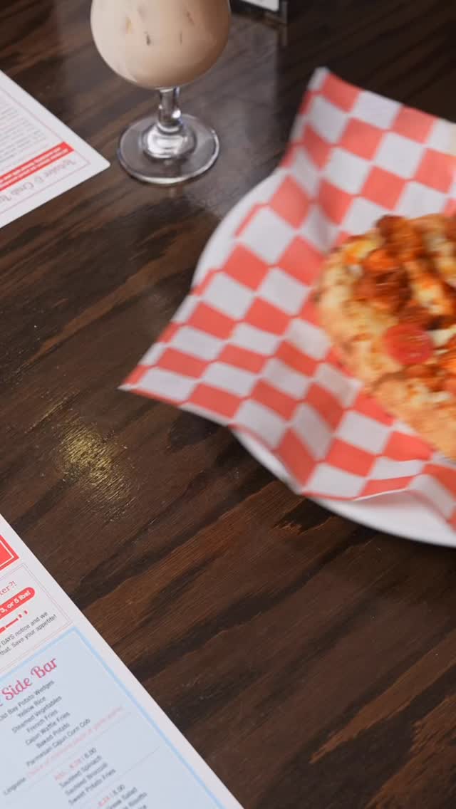 🔥 Spicy, cheesy, and made to share. The Buffalo Chicken Flatbread is a must at #PopeisClamBar
#deerparkeats #longislandseafood #longislandfoodies #lirestaurants