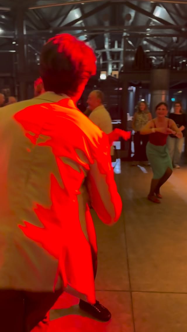 La serata di ieri si รจ conclusa con una splendida Jam di compleanno per @greta.centenari ๐พ๐
Ci vediamo Domenica 1 Febbraio, stesso posto, stessa storia, stesso club. Al Carro Social Club.
Buona settimana ballerini โจ
#carroinswing #milano #swingdance #swingmilano #lindyhop #boogiewoogie #swingsocialclub #balboa #shag #socialdance #party #sundaynight #swinginsunday