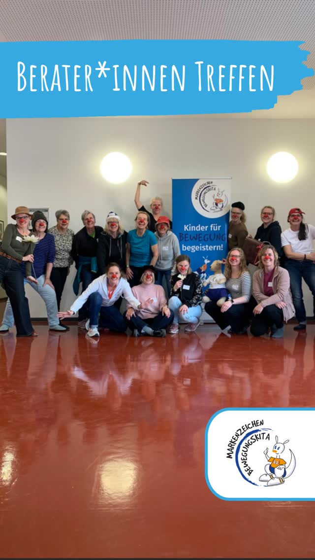 Markenzeichen BewegungsKita
Berater*innen-Netzwerktreffen 2026
Was für ein Tag! Unser diesjähriges Treffen startete mit einem ganz besonderen Highlight: einem Clown-Schnupperworkshop mit Dorit David vom TUT – Schule für Tanz, Clown und Theater Hannover. @das_tut_hannover
Improvisation, Inspiration, ganz viel Lachen und positive Energie hat uns gezeigt, wieviel Kraft und Synergien hinter den roten Nasen stecken, die wir für unsere Berater*innen Aufgabe nutzen können.
Nach einem leckeren Mittagssnack ging es für uns gemeinsam weiter zum Feuerwerk der Turnkunst, wo wir den Tag bei spektakulären Choreos und einer mitreißenden Show ausklingen ließen. ?♂️?
Wir freuen uns über die Energie, die ihr mitbringt – und auf viele weitere inspirierende Momente mit euch im Projekt Markenzeichen BewegungsKita! ?
#MarkenzeichenBewegungsKita #BeraterInnenNetzwerktreffen #MZBeraterIn #Clownworkshop #DoritDavid #FeuerwerkDerTurnkunst #Danke #KinderinBewegungbringen #HumorVerbindet