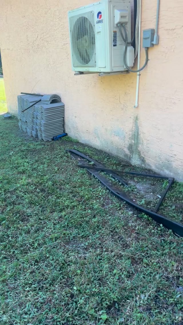 #pressurewashing #roofcleaning #softwashing #tnacleans #tnawedontplay call today for a free estimate 3053189961 www.tnacleans.com