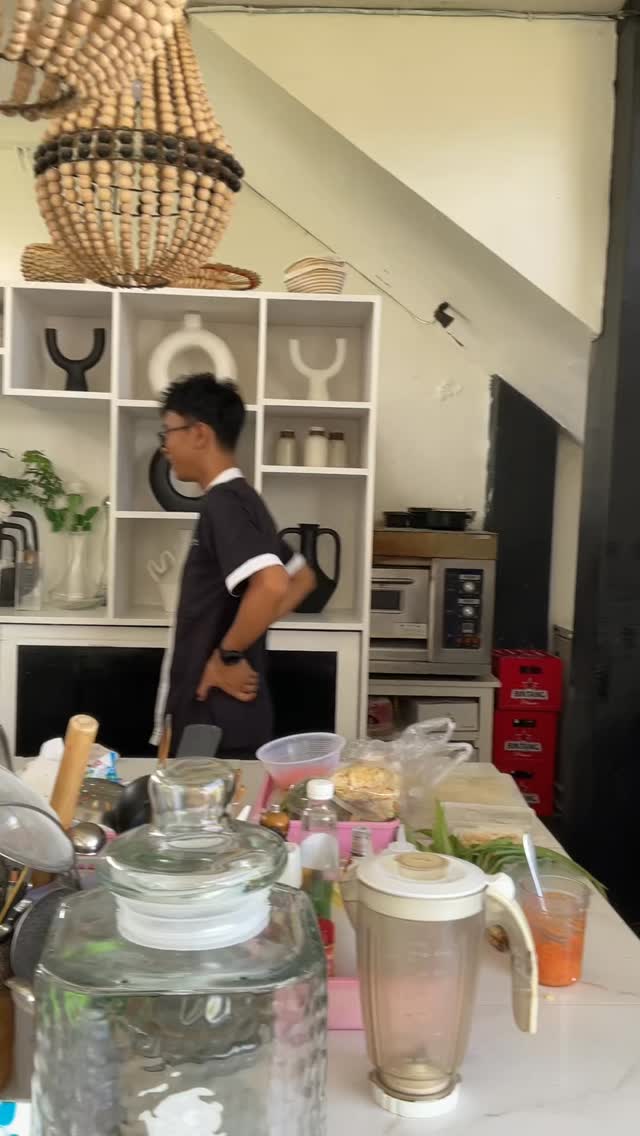 Meet Imam, he’s one of our chef. He’s going to tell you about the kitchen.
Leave a comment what you want to know more about White Palm!